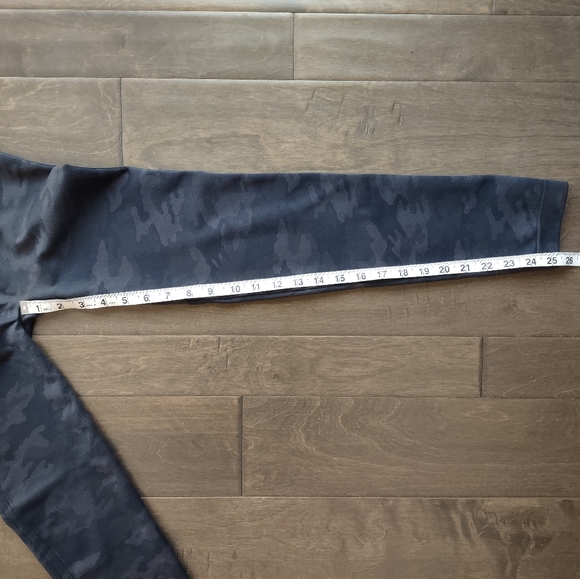 Spanx Seamless Black Camo Pattern Leggings - Picture 9 of 9